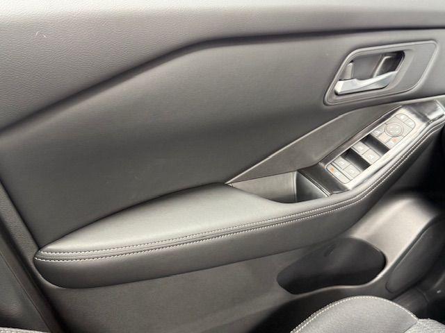 Photo of 2025 White Pearl Nissan Rogue