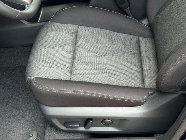 Photo of 2025 White Pearl Nissan Rogue