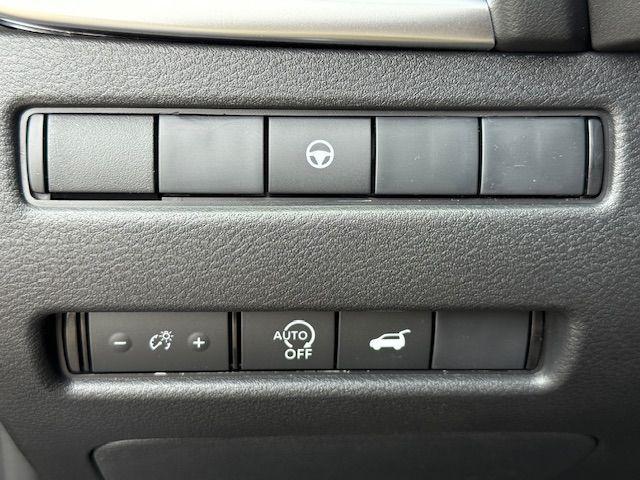 Photo of 2025 White Pearl Nissan Rogue
