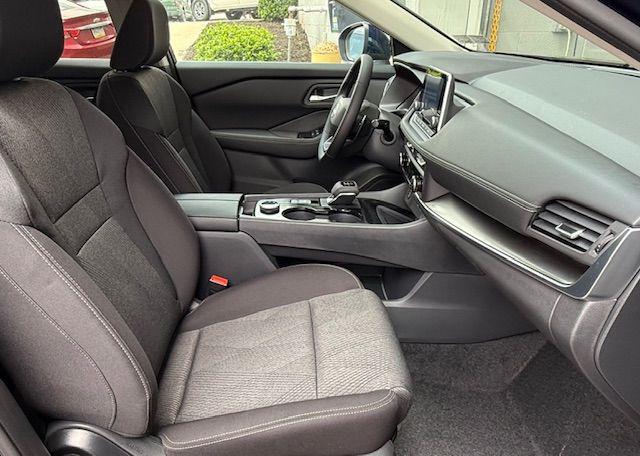 Photo of 2025 White Pearl Nissan Rogue