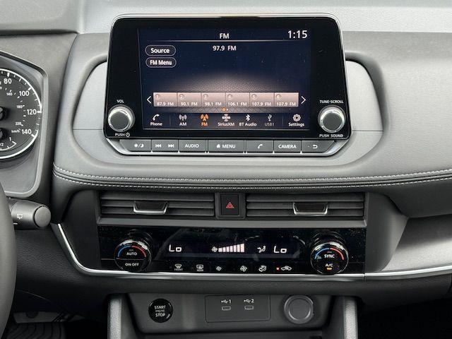 Photo of 2025 White Pearl Nissan Rogue