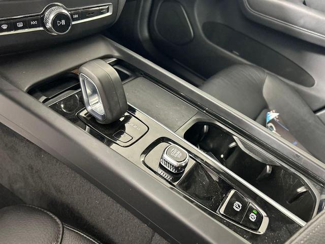 Photo of 2022 Silver Volvo XC60