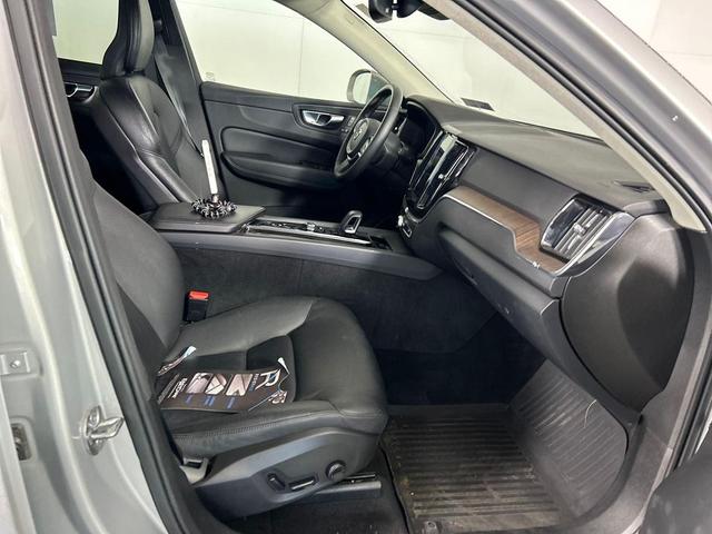 Photo of 2022 Silver Volvo XC60