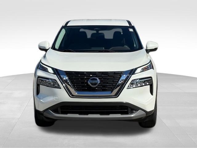 Photo of 2021 Pearl White Tricoat Nissan Rogue