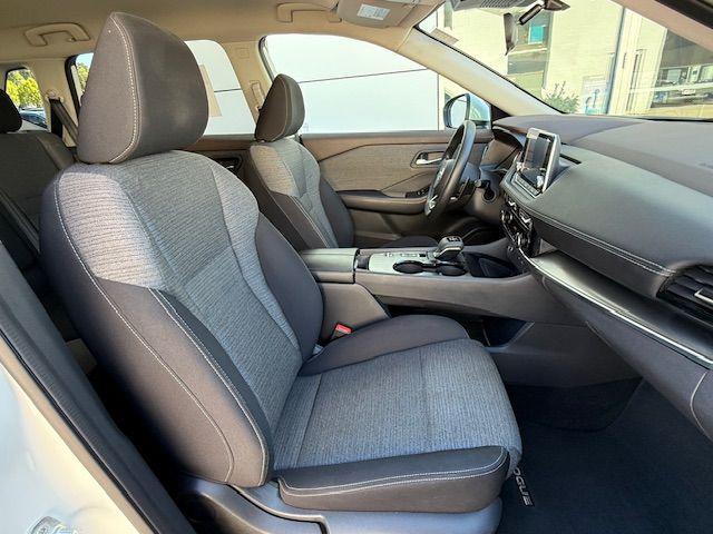 Photo of 2021 Pearl White Tricoat Nissan Rogue