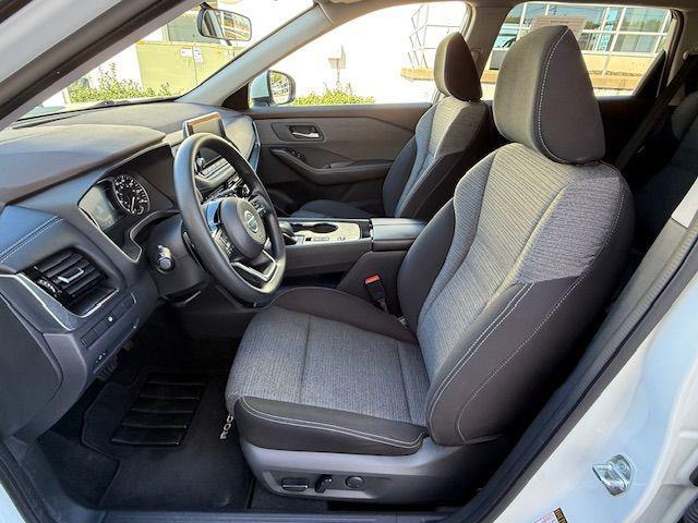 Photo of 2021 Pearl White Tricoat Nissan Rogue