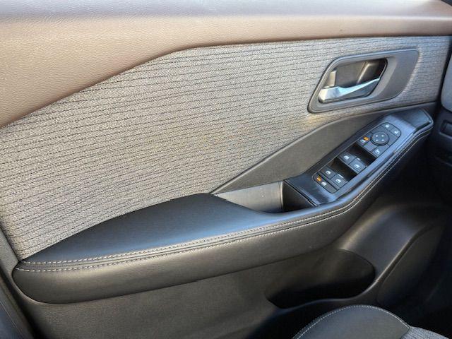Photo of 2021 Pearl White Tricoat Nissan Rogue