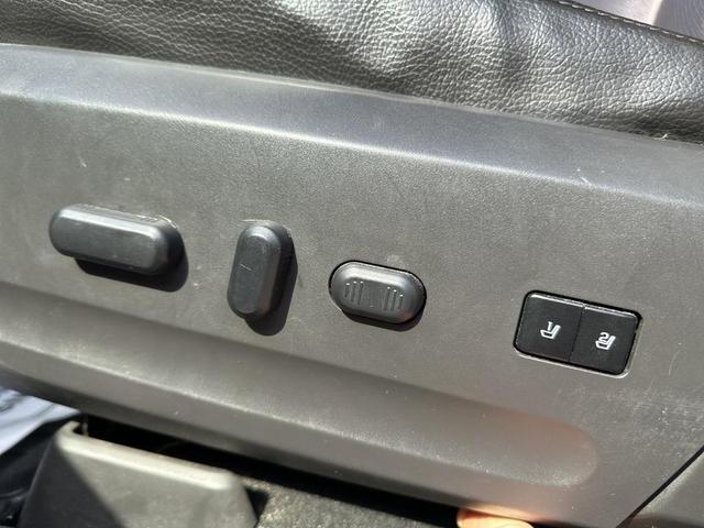 Photo of 2013 White Platinum Clearcoat Metallic Ford Expedition EL