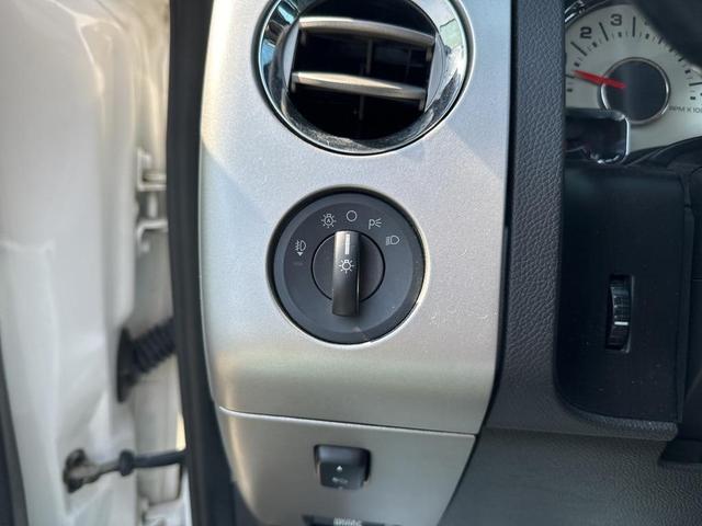 Photo of 2013 White Platinum Clearcoat Metallic Ford Expedition EL
