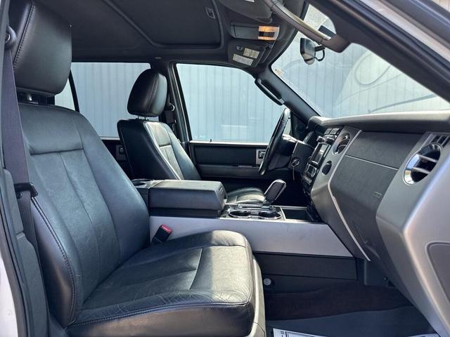 Photo of 2013 White Platinum Clearcoat Metallic Ford Expedition EL