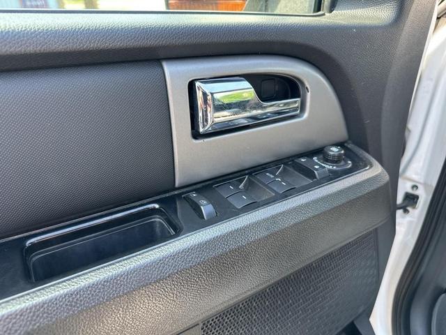 Photo of 2013 White Platinum Clearcoat Metallic Ford Expedition EL