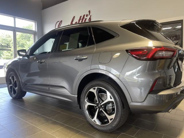 Photo of 2023 Carbonized Gray Metallic Ford Escape