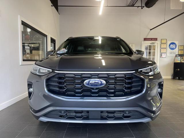 Photo of 2023 Carbonized Gray Metallic Ford Escape