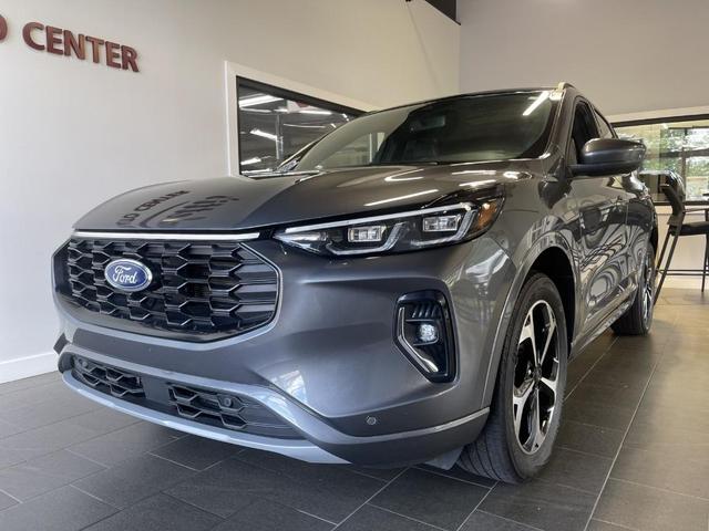 Photo of 2023 Carbonized Gray Metallic Ford Escape