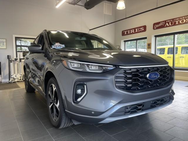 Photo of 2023 Carbonized Gray Metallic Ford Escape