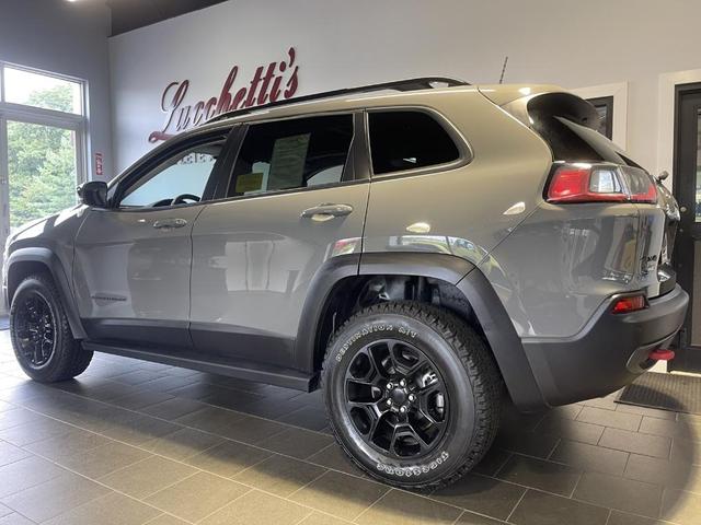 Photo of 2022 Sting Gray Clearcoat Jeep Cherokee