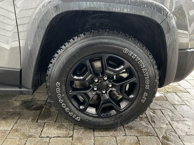 Photo of 2022 Sting Gray Clearcoat Jeep Cherokee