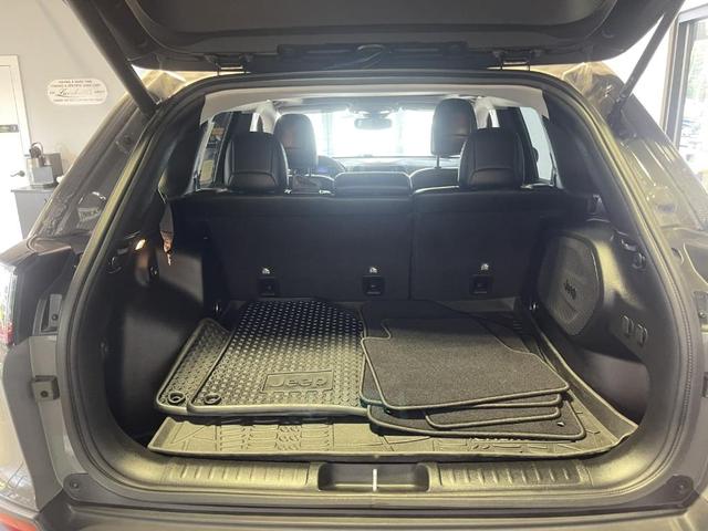 Photo of 2022 Sting Gray Clearcoat Jeep Cherokee