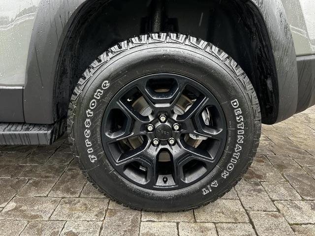 Photo of 2022 Sting Gray Clearcoat Jeep Cherokee
