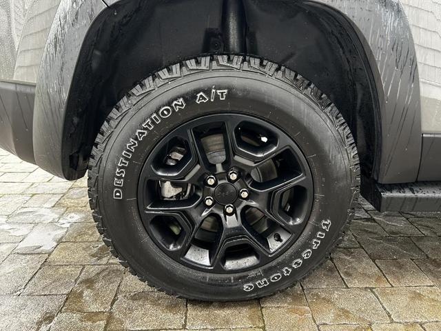 Photo of 2022 Sting Gray Clearcoat Jeep Cherokee