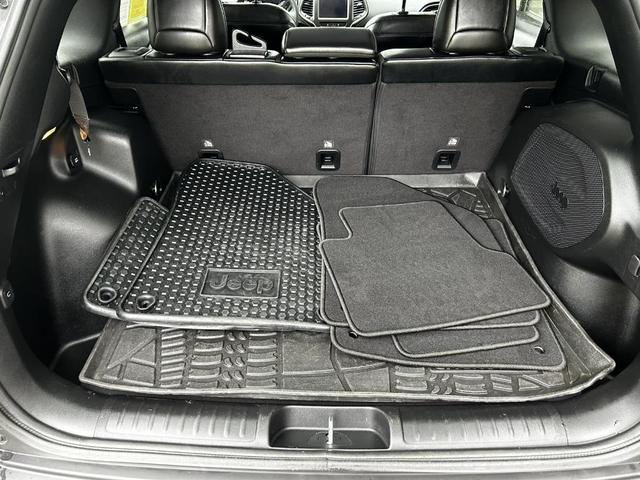 Photo of 2022 Sting Gray Clearcoat Jeep Cherokee