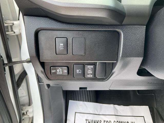 Photo of 2022 Super White Toyota Tacoma