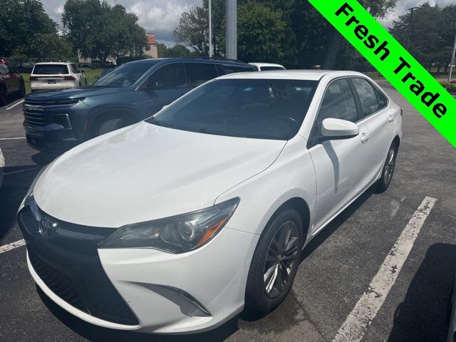 Photo of 2015 Super White Toyota Camry