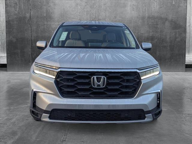 Photo of 2025 Lunar Silver Metallic Honda Pilot