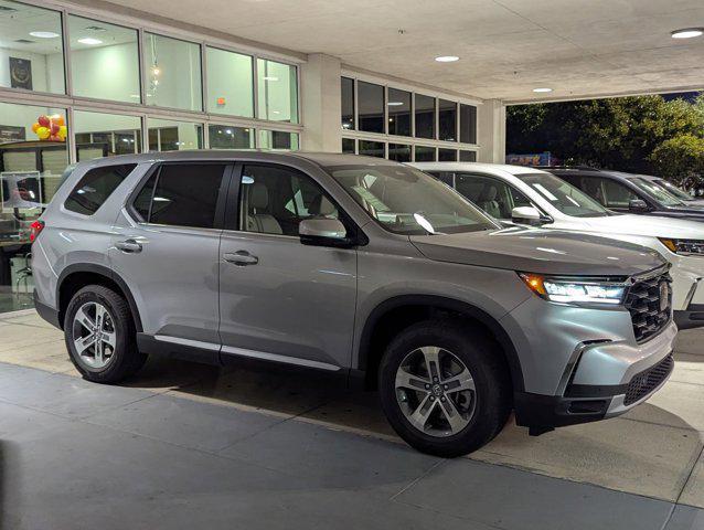 Photo of 2025 Lunar Silver Metallic Honda Pilot