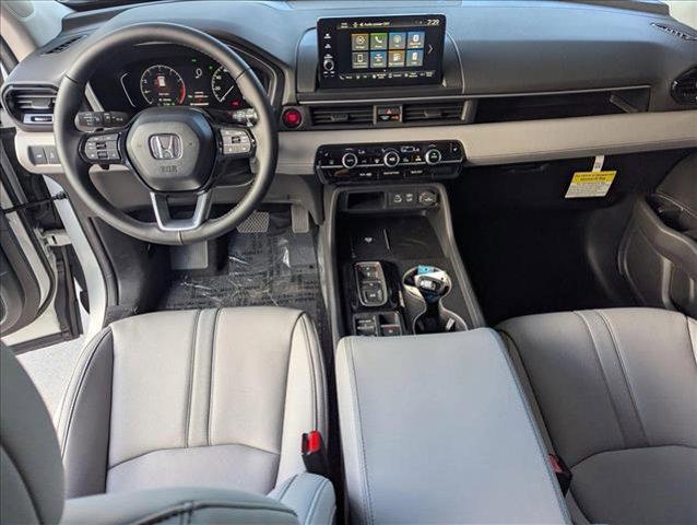 Photo of 2025 Platinum White Pearl Honda Pilot