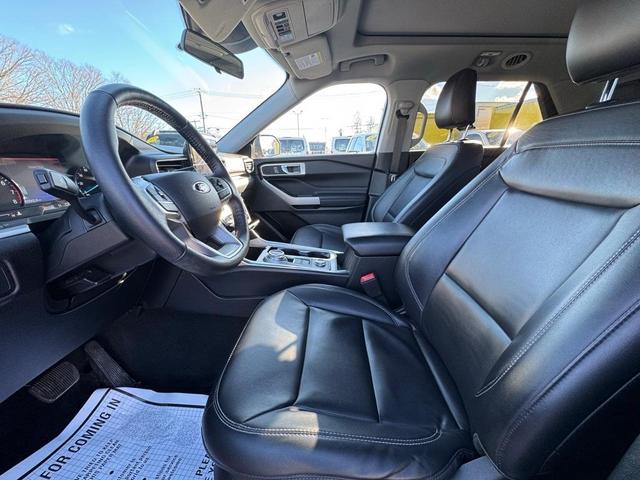Photo of 2022 Rapid Red Metallic Tinted Clearcoat Ford Explorer