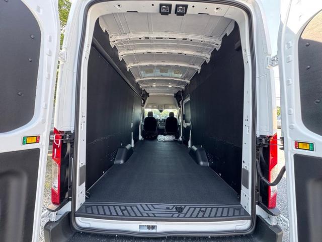 Photo of 2025 Oxford White Ford Transit-250