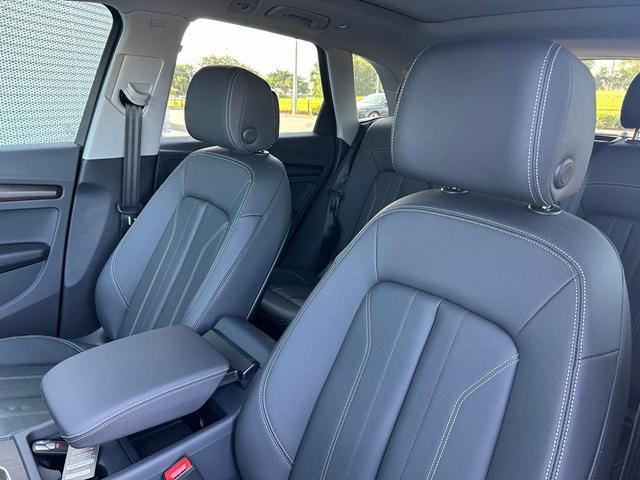 Photo of 2025 Navarra Blue Metallic Audi Q5