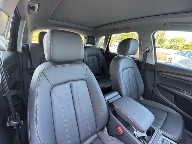 Photo of 2025 Navarra Blue Metallic Audi Q5