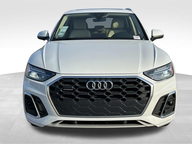 Photo of 2022 Glacier White Audi Q5