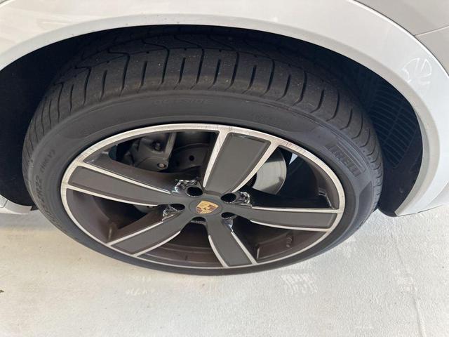 Photo of 2023 Carrara White Metallic Porsche Cayenne