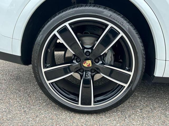 Photo of 2023 Carrara White Metallic Porsche Cayenne