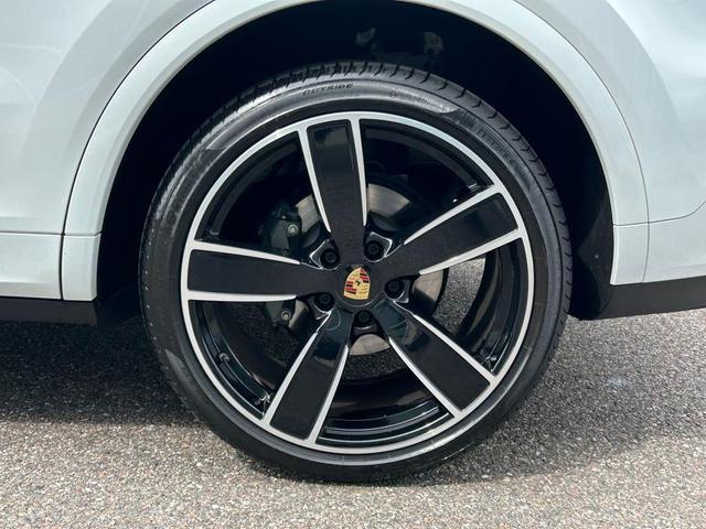 Photo of 2023 Carrara White Metallic Porsche Cayenne