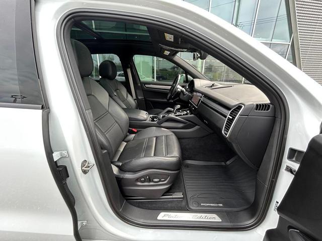 Photo of 2023 Carrara White Metallic Porsche Cayenne