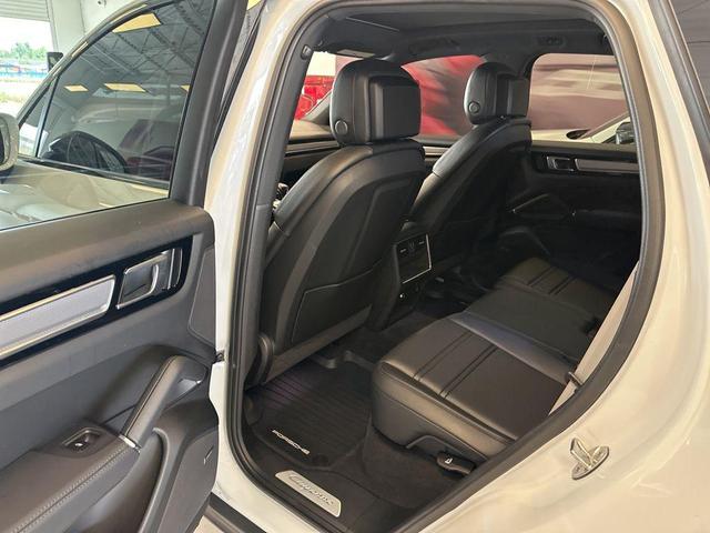 Photo of 2023 Carrara White Metallic Porsche Cayenne