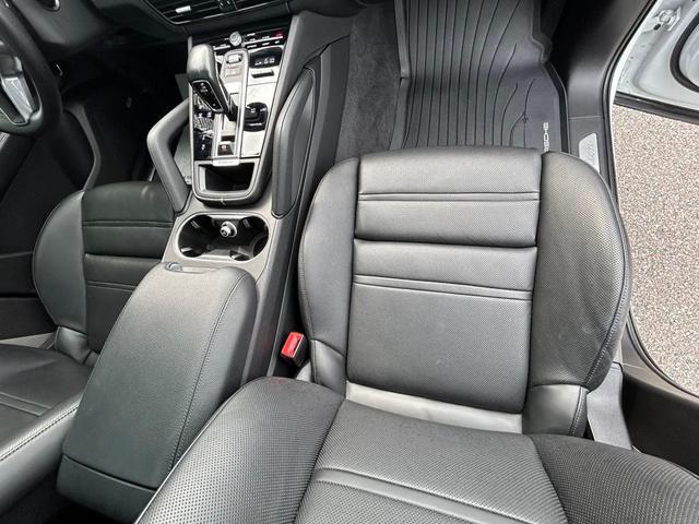 Photo of 2023 Carrara White Metallic Porsche Cayenne