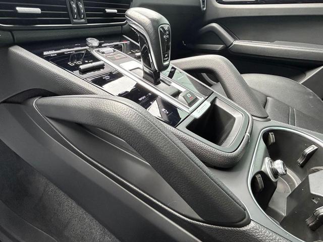 Photo of 2023 Carrara White Metallic Porsche Cayenne