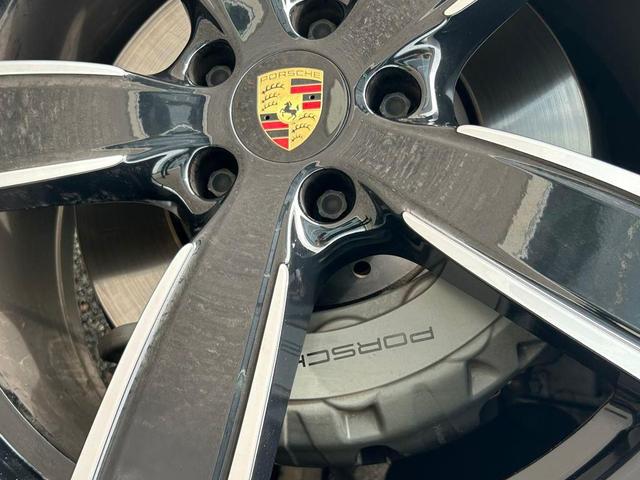 Photo of 2023 Carrara White Metallic Porsche Cayenne