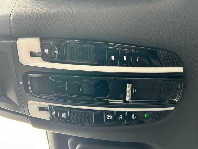 Photo of 2023 Carrara White Metallic Porsche Cayenne