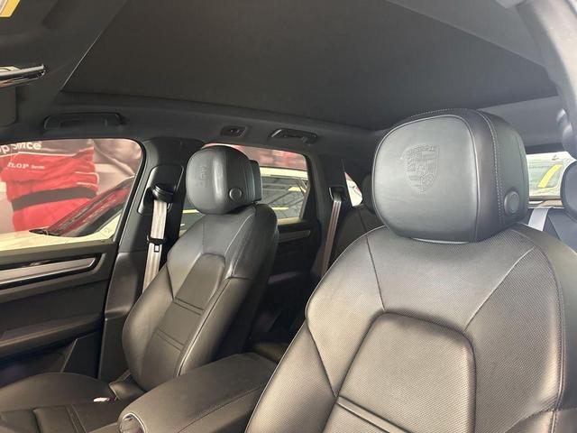 Photo of 2023 Carrara White Metallic Porsche Cayenne