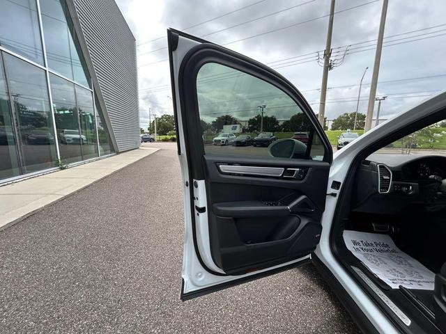 Photo of 2023 Carrara White Metallic Porsche Cayenne