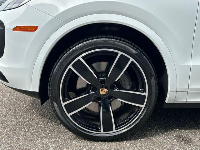Photo of 2023 Carrara White Metallic Porsche Cayenne