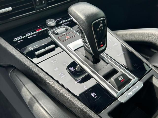 Photo of 2023 Carrara White Metallic Porsche Cayenne