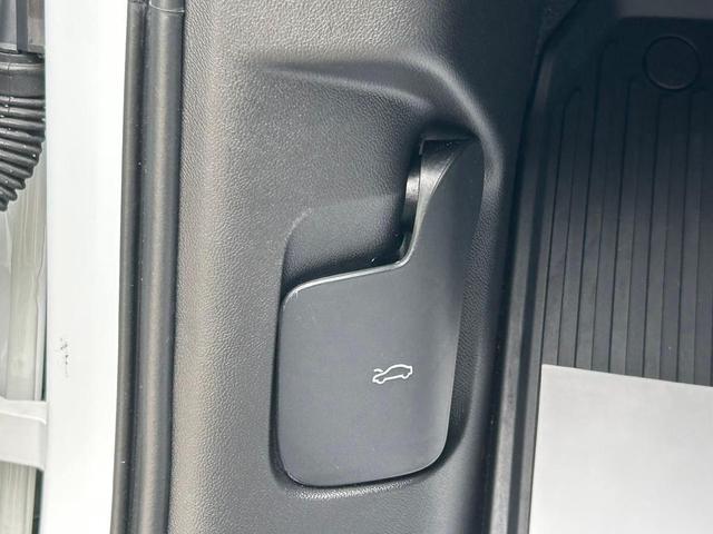 Photo of 2023 Carrara White Metallic Porsche Cayenne