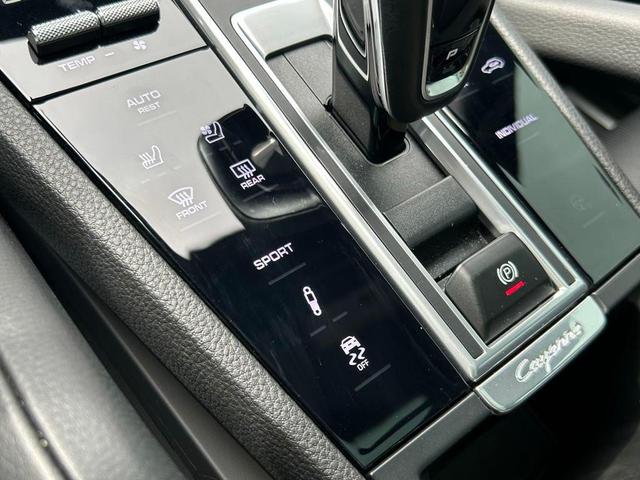 Photo of 2023 Carrara White Metallic Porsche Cayenne